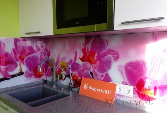 Фартук для кухни фото: ярко-розовые орхидеи на розовом фоне, заказ #ГМУТ-568, Белая кухня. Изображение 186470