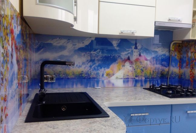 Стеклянная фото панель: замок за рекой, заказ #ИНУТ-467, Синяя кухня. Изображение 198536
