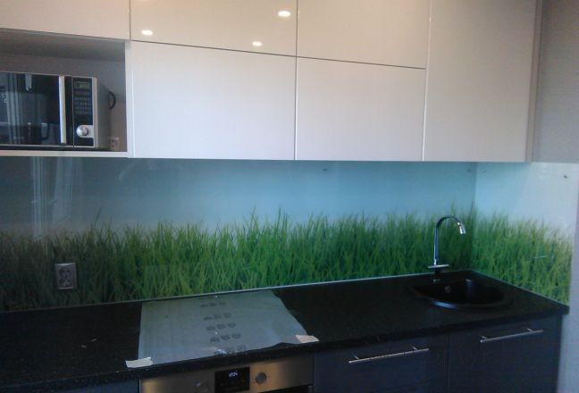 Стеновая панель фото: зеленая трава, заказ #УТ-1130, Серая кухня. Изображение 111432
