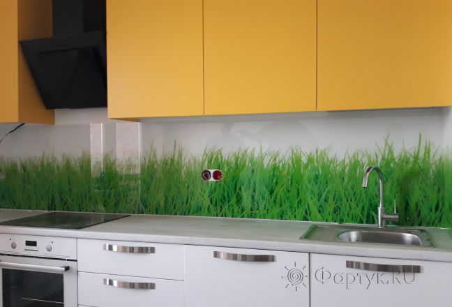 Скинали для кухни фото: зеленая трава, заказ #ИНУТ-1434, Желтая кухня. Изображение 111432