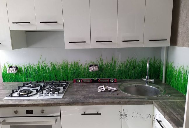 Фартук для кухни фото: зеленая трава, заказ #ИНУТ-6653, Белая кухня. Изображение 111432
