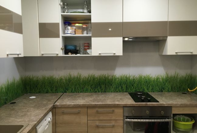 Фартук для кухни фото: зеленая трава на белом фоне, заказ #КРУТ-420, Белая кухня. Изображение 111432