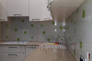 Фартук для кухни фото: зеленые квадраты на белом фоне, заказ #ИНУТ-2446, Белая кухня.