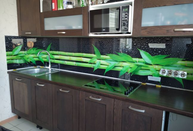 Фартук с фотопечатью фото: зеленый бамбук на черном фоне с каплями воды, заказ #ИНУТ-8968, Коричневая кухня. Изображение 277830
