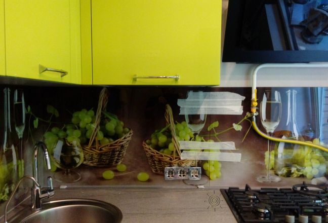 Скинали для кухни фото: зеленый виноград и белое вино
, заказ #ГМУТ-463, Желтая кухня. Изображение 185930