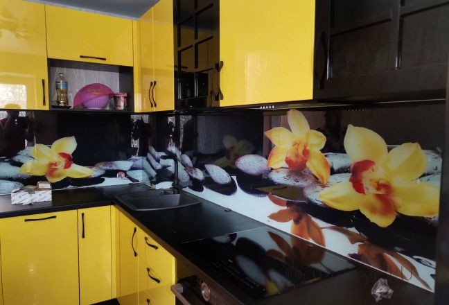 Скинали для кухни фото: желтые орхидеи на черных камнях, заказ #ИНУТ-12031, Желтая кухня.