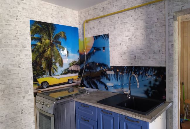 Стеклянная фото панель: желтый автомобиль и пальмы на голубом фоне, заказ #ИНУТ-9819, Синяя кухня.