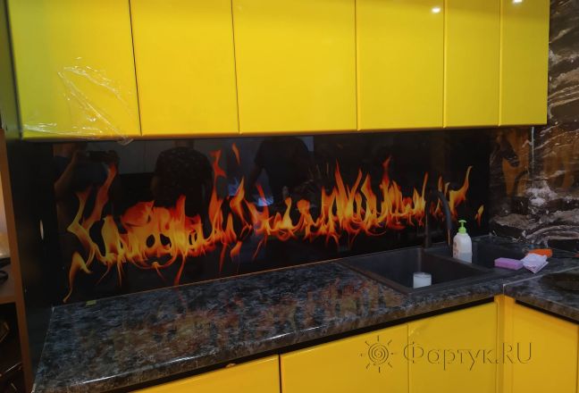 Скинали для кухни фото: золотой огонь на черном фоне, заказ #ИНУТ-12836, Желтая кухня.