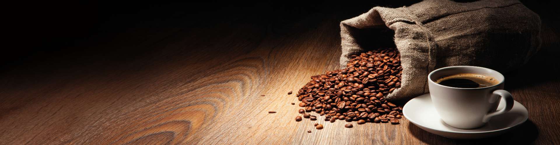 Изображение для скинали Рассыпанные зерна кофе и кружка горячего кофе