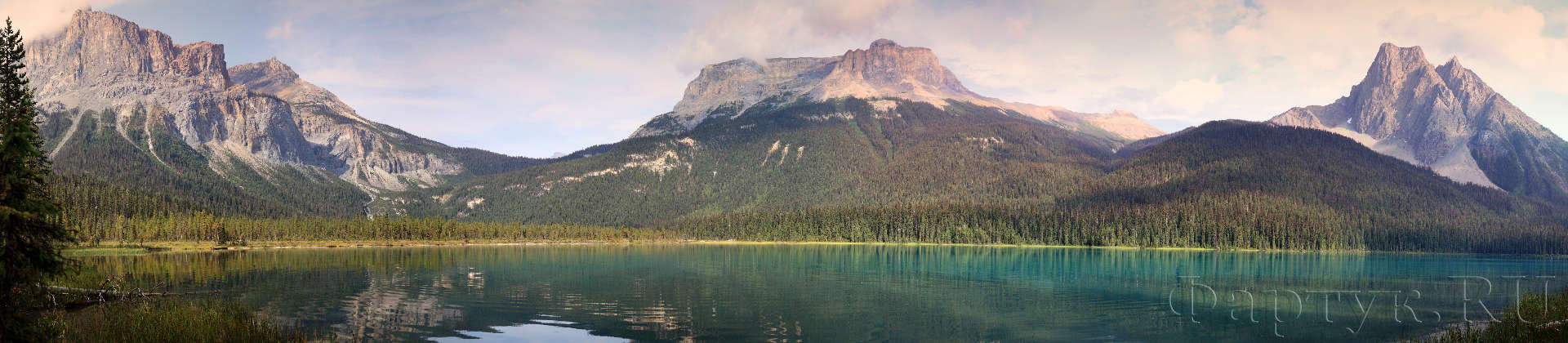 Озеро на фоне гор