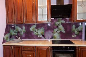 Фартук с фотопечатью фото: ветки орхидеи на фиолетовом фоне, заказ #УТ-597, Коричневая кухня.