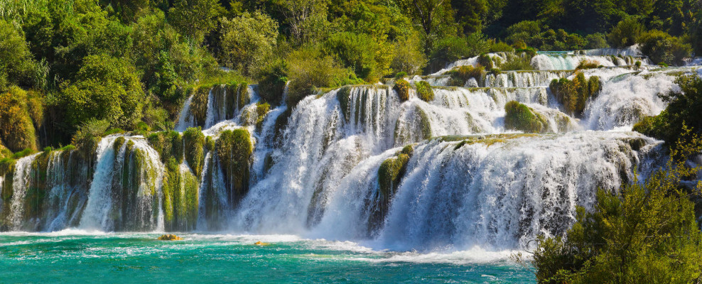 Скинали — Красивые водопады в зелени