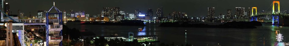 Скинали — Панорама ночного города у воды
