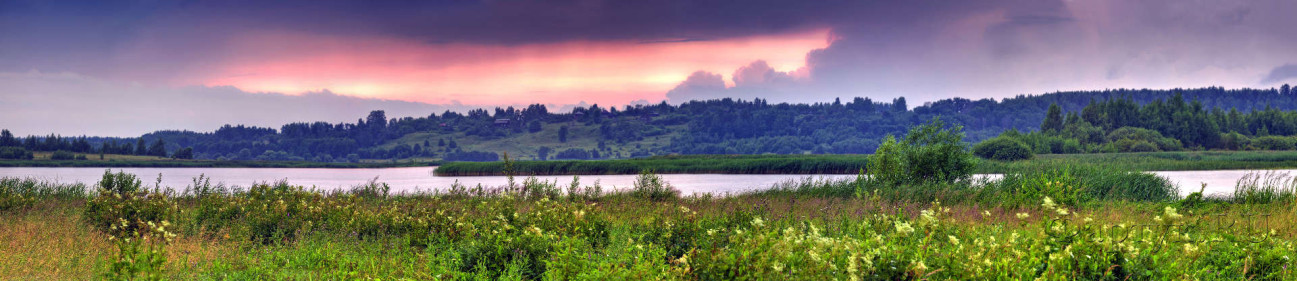 Скинали — панорамный пейзаж с долины реки на закате