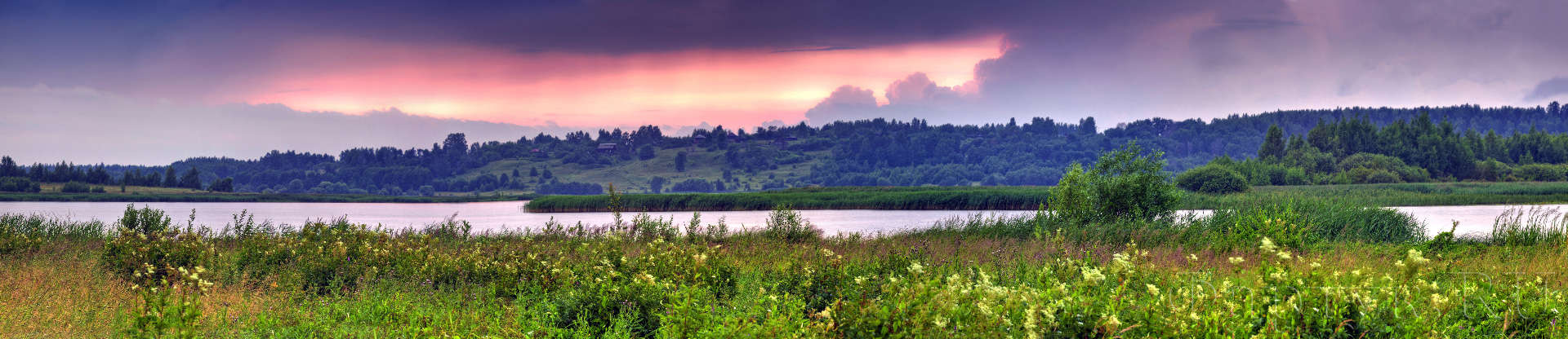 панорамный пейзаж с долины реки на закате