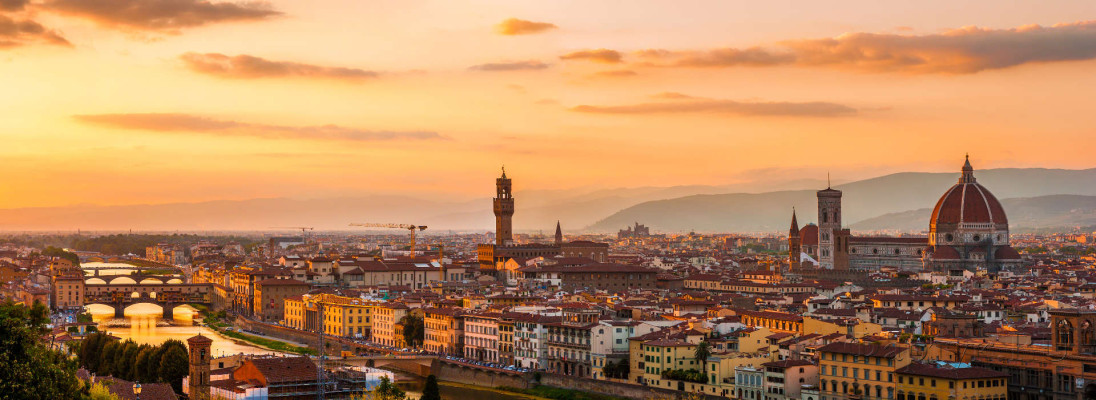 Скинали — Золотой закат над Палаццо Веккьо и Кафедральный собор Санта Мария дель Фьоре Дуомо Флоренция Италия 