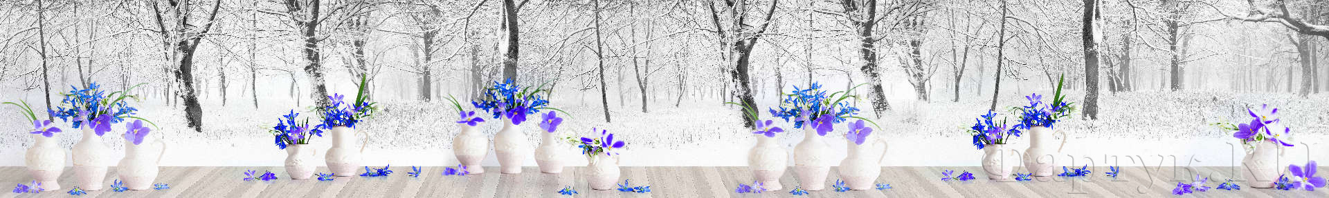Белые вазы с ярко-синими цветами на фоне зимнего леса 