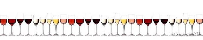 Скинали — Вино разных сортов, разлитое по бокалам, белый фон