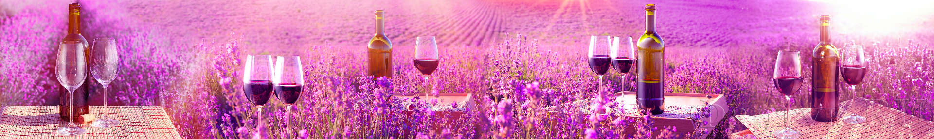 Бокалы вина в лавандовых полях