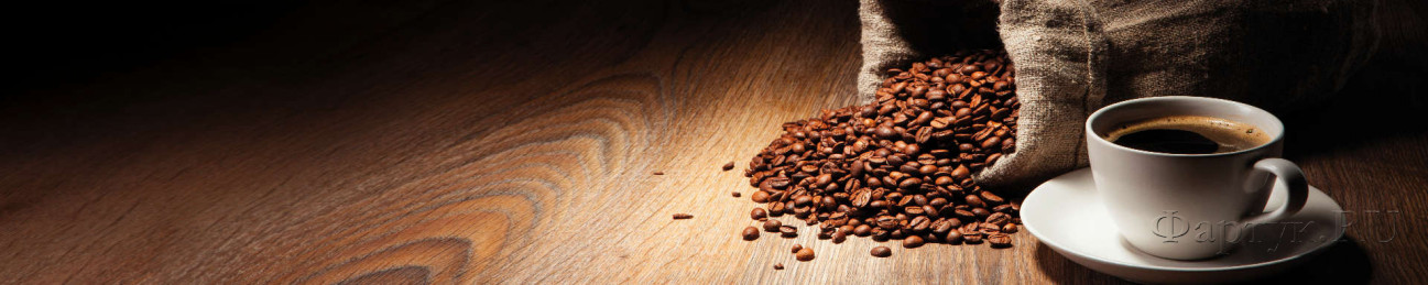 Скинали — Чашка кофе и кофейные зерна на деревянной поверхности