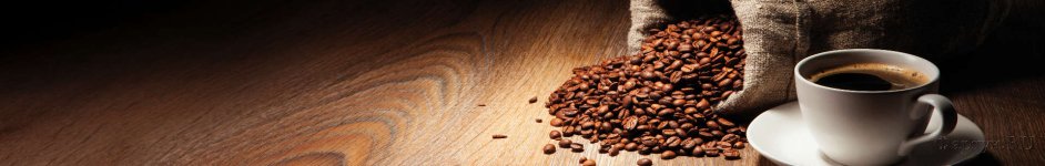 Скинали — Чашка кофе и кофейные зерна на деревянной поверхности