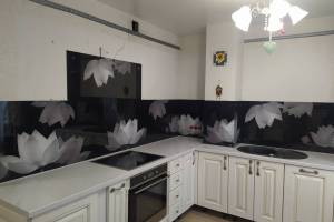 Фартук для кухни фото: белые цветы на черном фоне, заказ #ИНУТ-10984, Белая кухня.