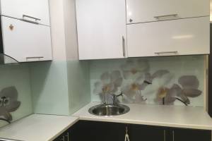 Скинали фото: крупные белые орхидеи, заказ #КРУТ-461, Черная кухня.