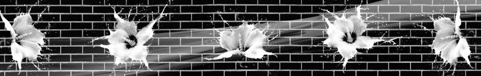 Скинали — Белые цветы на фоне черного кирпича 