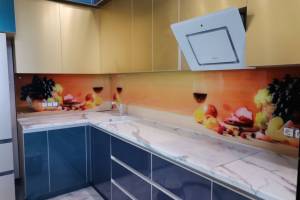 Стеклянная фото панель: фрукты и белое вино на желтом фоне, заказ #ИНУТ-10713, Синяя кухня.