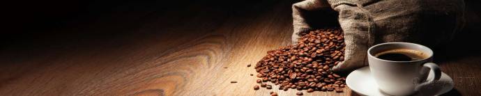 Скинали — Рассыпанные зерна кофе и кружка горячего кофе