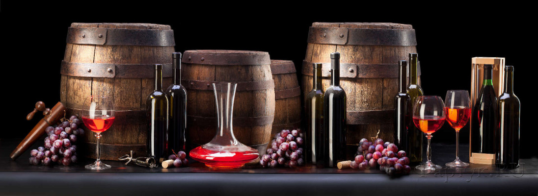 Скинали — Винные бочки и виноград на черном фоне