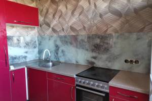 Скинали фото: серый мрамор текстура, заказ #ИНУТ-10529, Красная кухня.