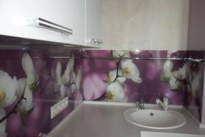 Фартук для кухни фото: орхидеи на фиолетовом фоне., заказ #SN-267, Белая кухня.