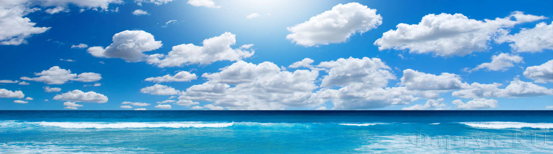 Синее море и небо в облаках