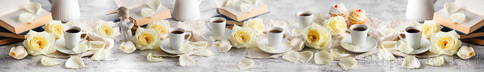 Чашки кофе и розы