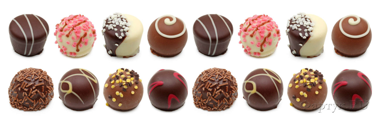 Скинали — Шоколадные конфеты на белом фоне
