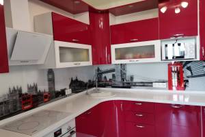 Скинали фото: черно-белый лондон с красными автобусами, заказ #ИНУТ-12746, Красная кухня.