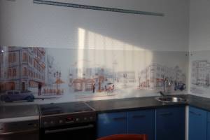 Стеклянная фото панель: французские улочки с серыми автомобилями, заказ #ИНУТ-660, Синяя кухня.
