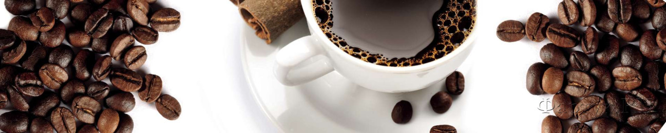 Скинали — Крупная чашка кофе и кофейные зерна на белом фоне