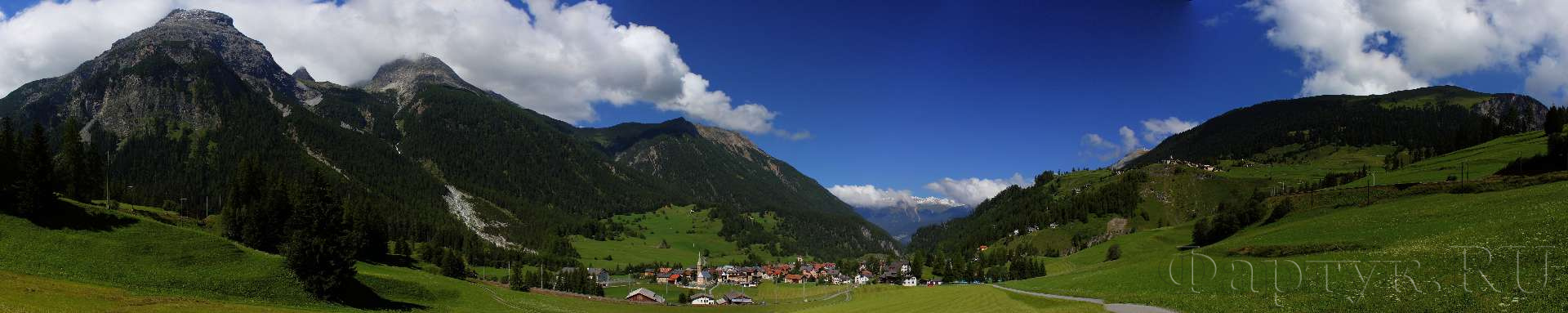 Деревня у подножья гор