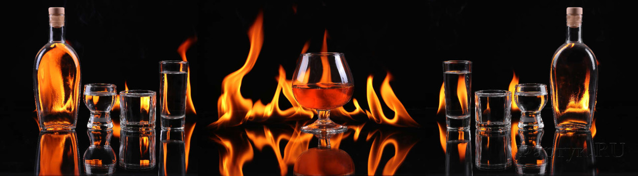 Скинали — Стеклянные бокалы коньяка в пламени пожара на черном фоне