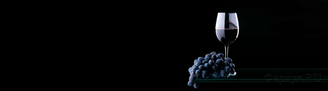 Скинали — Бокал вина и виноград на черном фоне