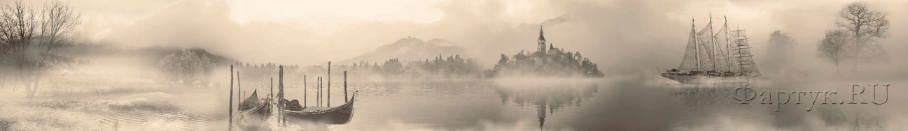 Скинали — Озеро в раннем утреннем тумане осенью 