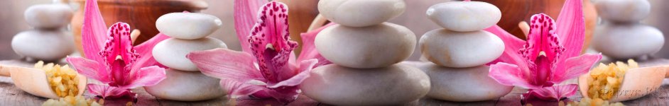 Скинали — Белые глянцевые камни и нежно-розовые цветы 