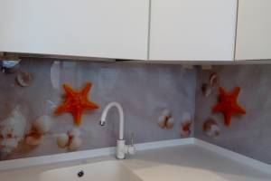 Фартук для кухни фото: морские звезды на песке, заказ #УТ-1711, Белая кухня.