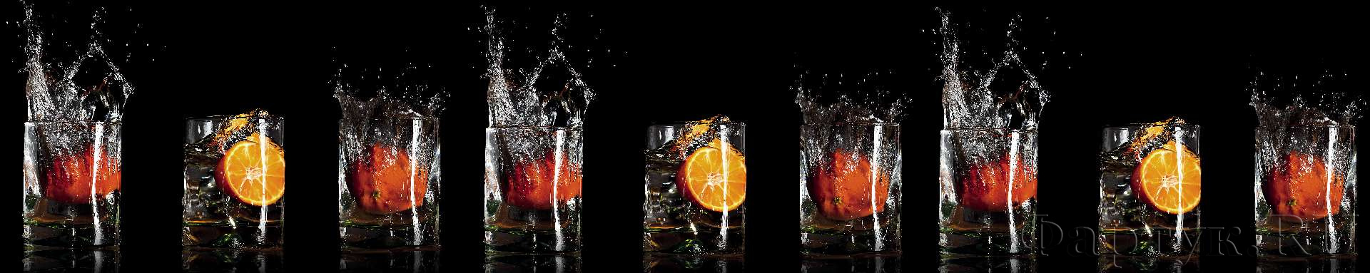 Апельсины в стаканах с водой