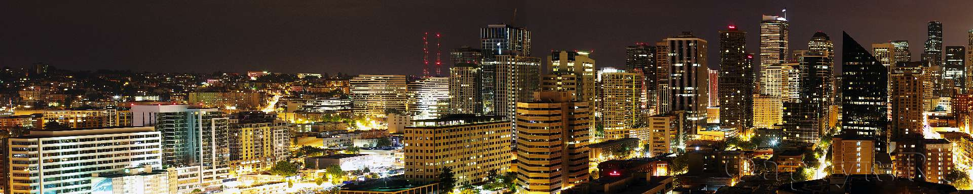 Панорамный вид ночного города