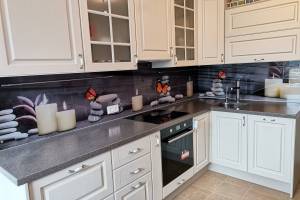 Фартук для кухни фото: коллаж: серые камни, свечи и бабочки, заказ #ИНУТ-10165, Белая кухня.