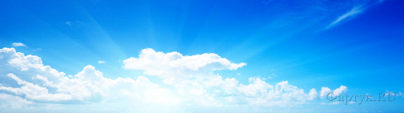 Скинали — облака с лучах на голубом небе