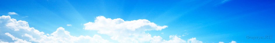 Скинали — облака с лучах на голубом небе